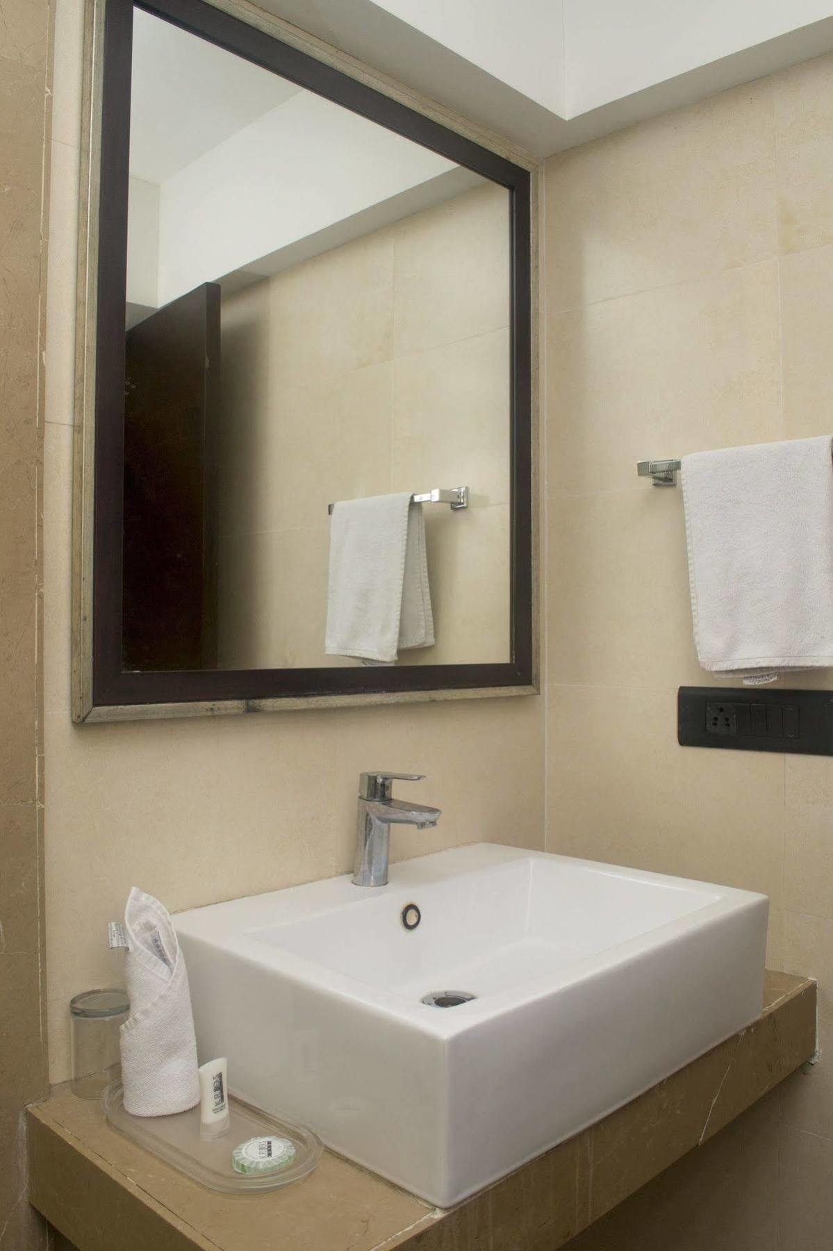 Oyo 1545 Hotel Shivani International Ahmadabad Zewnętrze zdjęcie